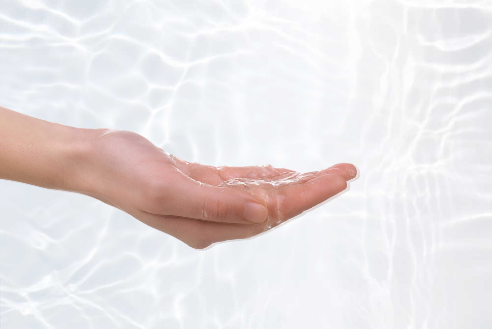 Hand fängt Wasser auf